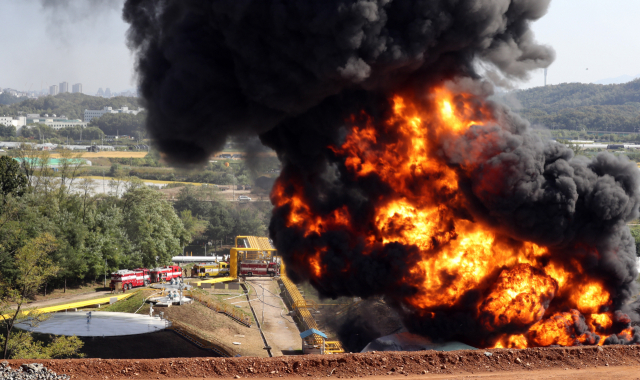 7일 경기도 고양시 덕양구 화전동 송유관공사 저유소에서 휘발유 탱크 폭발로 추정되는 큰불이 발생, 소방대원등이 화재를 진압하고 있다. 연합뉴스