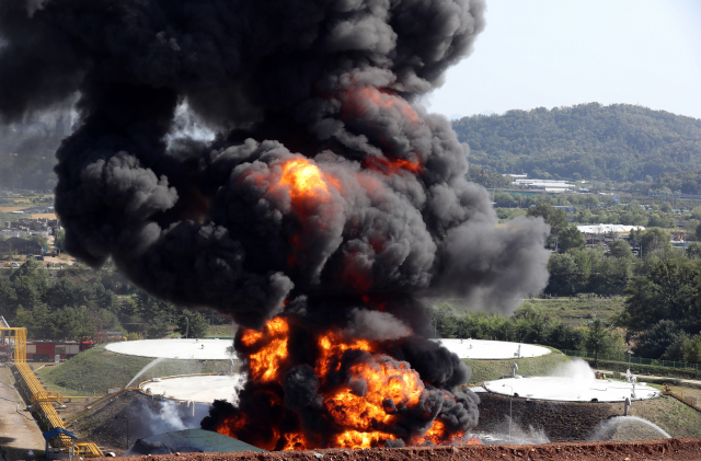 7일 경기도 고양시 덕양구 화전동 송유관공사 저유소에서 휘발유 탱크 폭발로 추정되는 큰불이 발생, 소방대원등이 화재를 진압하고 있다. 연합뉴스