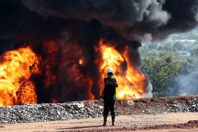 7일 경기도 고양시 덕양구 화전동 송유관공사 저유소에서 휘발유 탱크 폭발로 추정되는 큰불이 발생, 소방대원등이 화재를 진압하고 있다. 연합뉴스