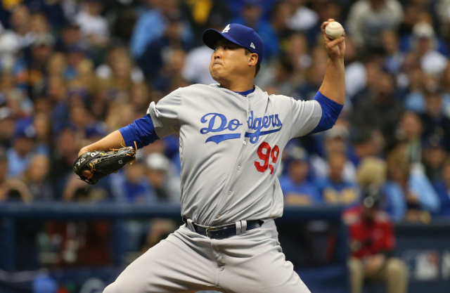 로스앤젤레스 다저스의 류현진이 한국인 선발 투수 최초로 월드시리즈 마운드에 오르게 됐다. 사진은 19일(현지시간) 미국 위스콘신주 밀워키의 밀러파크에서 열린 밀워키 브루어스와의 2018 메이저리그 내셔널리그 챔피언십시리즈 6차전에 선발 등판한 류현진. 연합뉴스