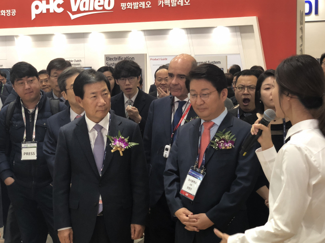 권영진 대구시장(오른쪽에서 두번째)이 1일 엑스코에서 개최된 