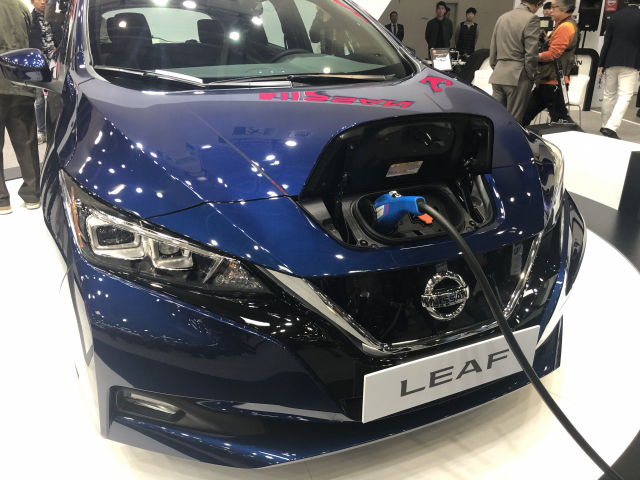대구국제미래자동차엑스포에 전시된 닛산 LEAF. 전시장에서는 닛산 LEAF에서 추출한 전기로 핸드폰을 충전할 수 있다.