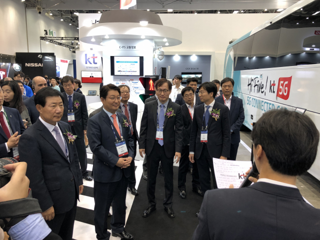 권영진시장이 KT 5G 자율주행버스에 탑승하기 전 설명을 듣고 있다. KT 5G 자율주행버스는 평창올림픽 때 실제로 운행된 바 있다.