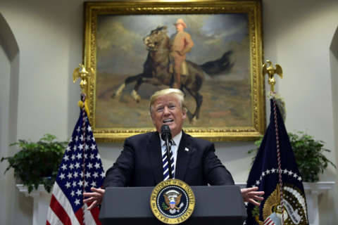 도널드 트럼프 미국 대통령이 1일(현지시간) 백악관 루스벨트룸에서 이민정책 관련 기자회견을 하고 있다. 트럼프 대통령은 이 자리에서 미국에 불법적으로 입국하는 경우에는 망명을 신청할 수 없도록 망명제도를 변경할 방침이라고 밝혔다. 그러면서 다음 주에 대통령 행정명령을 내놓겠다고 말했다. 연합뉴스