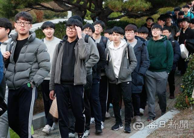 15일 경북고에서 2019학년도 대입수학능력시험을 마친 수험생들이 시험장을 나오고 있다. 우태욱 기자 woo@msnet.co.kr