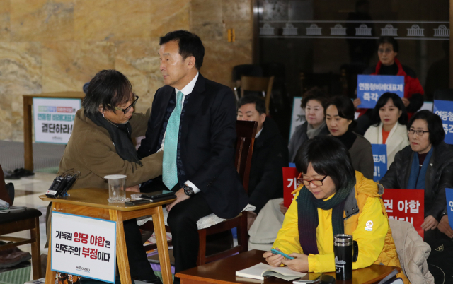 연동형 비례대표제 도입에 대한 거대 양당의 결단을 촉구하며 국회 본청 로텐더홀에서 단식농성을 계속 중인 바른미래당 손학규 대표(왼쪽)가 지난 9일 오전 의사의 검진을 받고 있다. 오른쪽은 단식을 계속 중인 정의당 이정미 대표. 연합뉴스