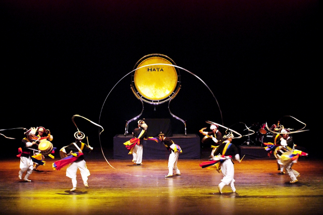 대구 타악그룹 HATA가 사물놀이 공연을 하고 있다. HATA 제공