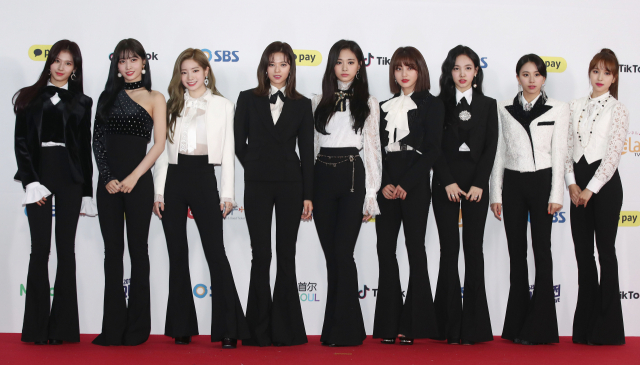 그룹 트와이스가 25일 오후 서울 구로구 고척돔에서 열린 