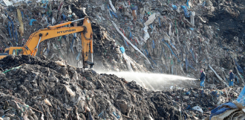 21일 오후 경북 의성군 단밀면에 위치한 쓰레기 산에 일어난 불을 끄기 위해 관계자들이 물을 뿌리고 있다. 이 곳 폐기물재활용업체에 적재된 쓰레기는 약 7만4천여t(중간 2만1천t, 종합 5만3천t)으로 허가량의 34배나 넘는다. 김영진 기자 kyjmaeil@imaeil.com