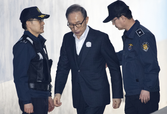 다스 자금을 횡령하고 삼성 등에서 뇌물을 받은 혐의로 구속기소된 이명박 전 대통령이 30일 오후 서초구 서울고등법원에서 열리는 속행공판에 출석하기 위해 호송차에서 내려 법정으로 향하고 있다. 이 전 대통령 측은 지난 29일 항소심 재판부에 보석을 청구했다. 연합뉴스