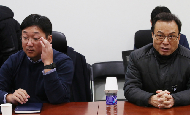 11일 오후 국회 의원회관에서 열린 택시와 플랫폼의 상생발전을 위한 사회적 대타협기구 3차 대화에서 정주환 카카오모빌리티 대표(왼쪽)과 박권수 전국개인택시운송사업조합연합회 회장이 어색한 표정으로 앉아 있다. 연합뉴스