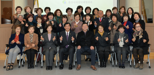 경산시여성단체협의회가 12일 정기총회를 열어 신임 회장단을 선출하고 기관단체장,여성시의원 등과 기념사진을 찍었다.