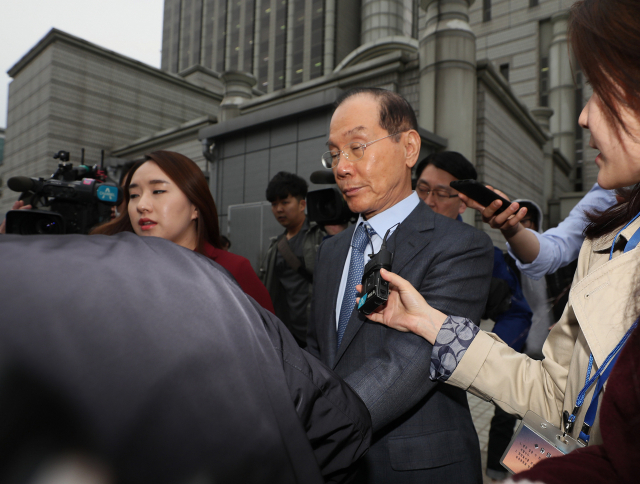 이학수 전 삼성그룹 부회장이 27일 오후 서울 서초구 서울고등법원에서 열린 이명박 전 대통령의 항소심 속행 공판에 증인으로 출석한 뒤 법원을 나서고 있다. 이 전 부회장은 이 전 대통령이 받는 가장 무거운 혐의 중 하나인 