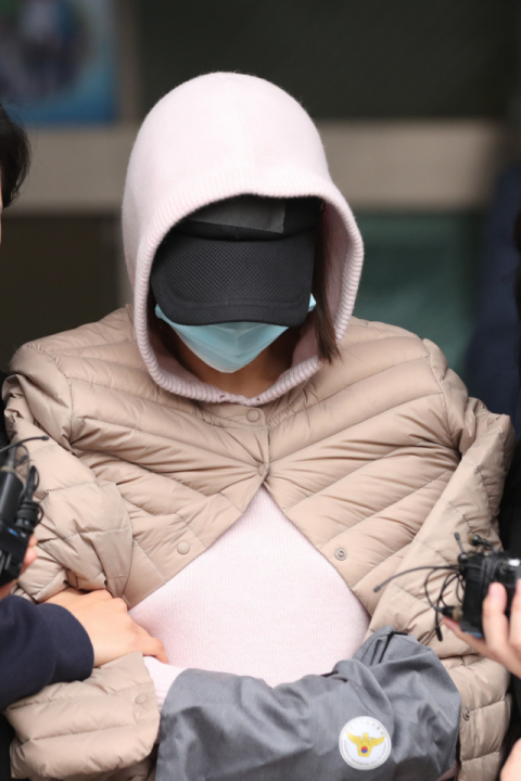 필로폰 등 마약을 투약한 혐의를 받는 남양유업 창업주의 외손녀 황하나(31) 씨가 6일 오후 구속 전 피의자 심문(영장실질심사)을 위해 경기도 수원시 수원남부경찰서를 나서고 있다. 연합뉴스 #마약 혐의 로버트 할리 #황하나 연예인이 마약 권유 #황하나 연예인