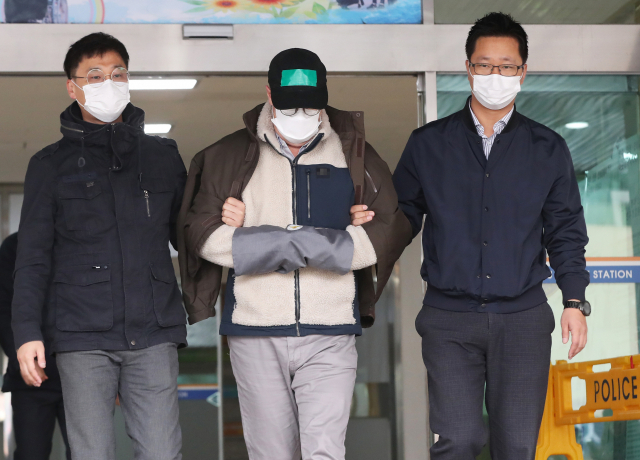 마약 투약 혐의로 체포된 방송인 하일(미국명 로버트 할리·61) 씨가 10일 오전 구속 전 피의자 심문(영장실질심사)을 위해 경기도 수원시 영통구 수원남부경찰서를 나서고 있다. 연합뉴스