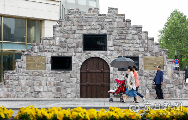 대구 중구 북성로 1가 대우빌딩 인근에 자리한 옛 대구읍성 성벽 조형물 이 조형물은 중구청이 2017년 기존 대구읍성의 성벽 돌을 옮겨와 제작했다. 매일신문DB.