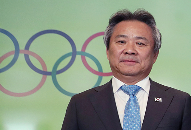이기흥 대한체육회장이 26일(한국시간) 스위스 로잔에서 열린 제134차 국제올림픽위원회(IOC) 총회에서 IOC 신규위원으로 선출됐다. 국가올림픽위원회 회장 자격으로 IOC 위원으로 선출된 이 회장은 역대 11번 한국인 IOC 위원이다. 사진은 지난 2월 15일 스위스 로잔 IOC에서 열린 2020 도쿄 올림픽 단일팀 구성과 2032년 하계올림픽 남북 공동유치와 관련한 회담을 마친 뒤 기자회견을 하는 모습. 연합뉴스