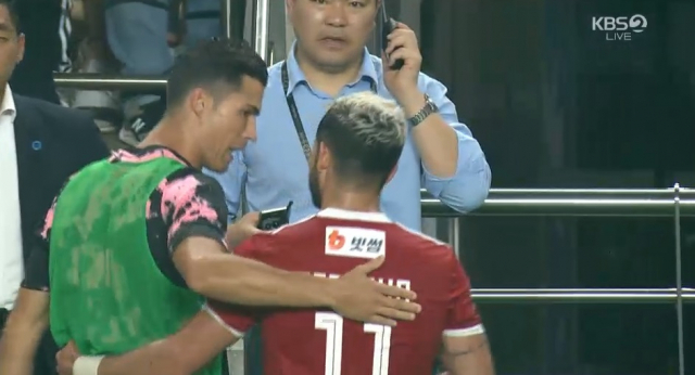 [영상캡처] 호우 세리머니 후 세징야-호날두 만남 및 대화, 팀 K리그 대 유벤투스 2대1 전반 종료. KBS2 tv 화면 캡처