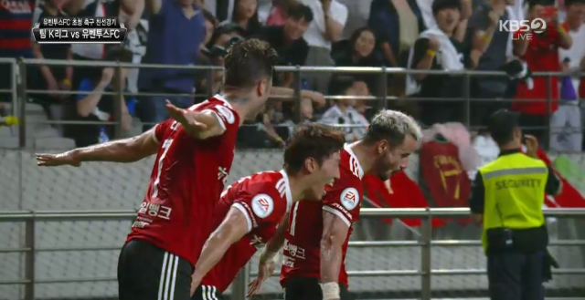 [영상캡처] 호우 세리머니 후 세징야-호날두 만남 및 대화, 팀 K리그 대 유벤투스 2대1 전반 종료. KBS2 tv 화면 캡처