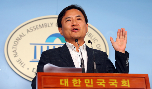 자유한국당 김진태 의원이 16일 여의도 국회 정론관에서 조국 법무부 장관 후보자의 남한사회주의노동자동맹(사노맹) 활동 관련 기자회견을 하고 있다. 연합뉴스