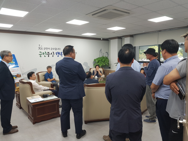 경북 성주 소성리 사드철회 성주주민대책위 관계자 등과 이병환 성주군수가 얘기를 나누고 있다. 이영욱 기자