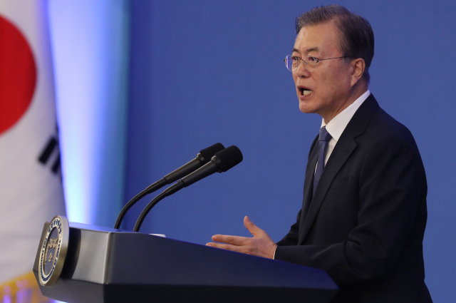 문재인 대통령이 30일 오후 청와대에서 민주평화통일자문회의 19기 출범식 개회사를 하고 있다. 연합뉴스