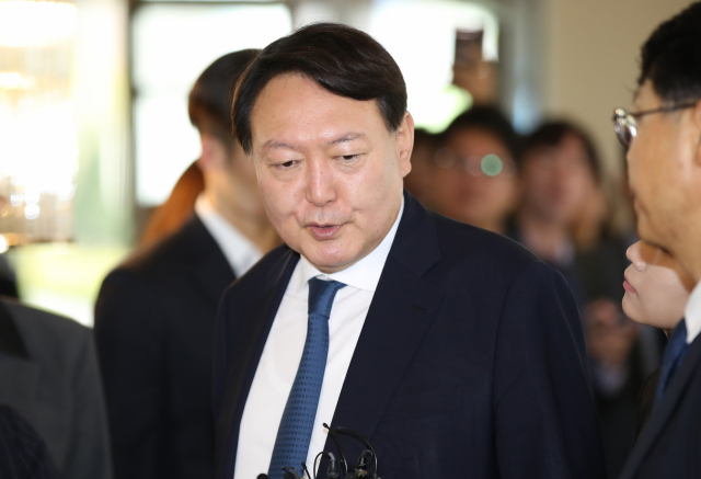 윤석열 검찰총장이 25일 인천 파라다이스시티 호텔에서 열린 29차 마약류퇴치국제협력회의(ADLOMICO)에 참석하며 취재진 질문에 답하고 있다. 연합뉴스