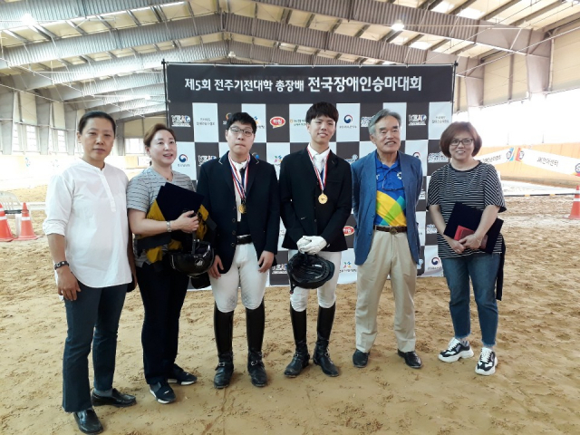 9월 29일 전북 김제시 말복합센터에서 끝난 제5회 전주기전대학총장배 전국장애인승마선수권대회에서 우승을 차진한 대구시장애인승마협회 소속 이동형(왼쪽에서 세 번째)과 허준호. 대구시장애인승마협회 제공