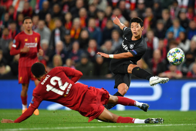 3일(한국시간) 영국 리버풀에서 펼쳐진 리버풀(잉글랜드)과의 2019-2020 유럽축구연맹(UEFA) 챔피언스리그 조별리그 E조 경기에서 슈팅에 성공하는 황희찬(잘츠부르크·오른쪽). 연합뉴스