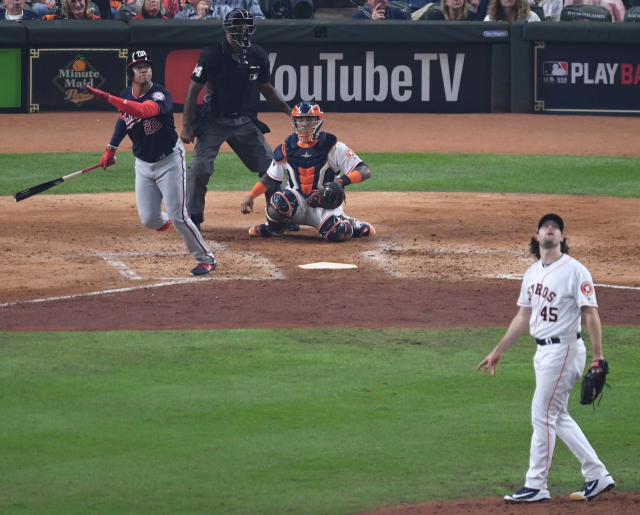 워싱턴 내셔널스의 후안 소토가 23일(한국시간) 미국 텍사스주 휴스턴 미닛메이드파크에서 열린 2019 미국프로야구 메이저리그 월드시리즈(WS·7전 4승제) 1차전 휴스턴 애스트로스와의 경기 4회에 승부를 원점으로 돌리는 솔로포를 터트리고 있다. UPI연합뉴스