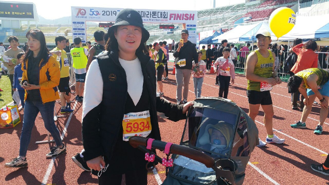 2019김천마라톤대회 최연소 참가자 문지훈(1) 군이 엄마 곽현주 씨와 함께 유모차를 타고 대회에 참가했다. 이채수 기자