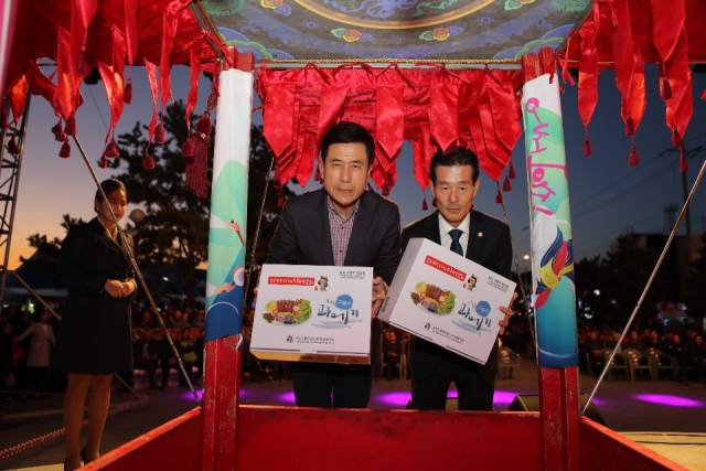 이강덕 포항시장(왼쪽)과 서재원 포항시의회의장이 포항구룡포과메기축제의 성공을 기원하며 동해용왕님께 과메기를 올리고 있다. 포항시 제공