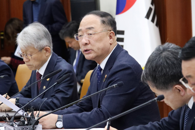 홍남기 경제부총리 겸 기획재정부 장관이 13일 오전 정부서울청사에서 제26차 경제활력대책회의를 주재하며 발언하고 있다. 연합뉴스