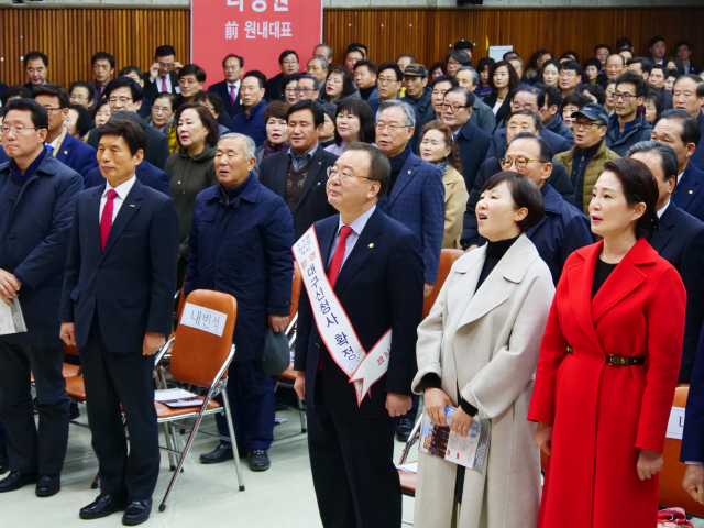 의정보고회에 참석한 김상훈 의원(왼쪽부터), 이태훈 달서구 청장, 강효상 의원, 배지숙 의장(맨 오른쪽). 안성완 영상기자 asw0727@imaeil.com