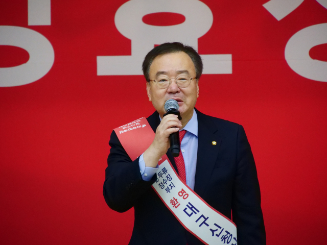 강효상 자유한국당 국회의원(비례대표, 대구 달서구병 당협위원장)이 4일 달서구청 2층 강당에서 의정보고회를 개최한 가운데 강 의원이 의정활동 성과보고를 하고 있다. 안성완 영상기자 asw0727@imaeil.com