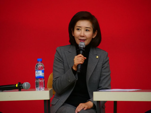 나경원 의원이 강효상 의원, 고성국 정치평론가(유튜브 고성국TV)와 대담을 이어가고 있다. 안성완 영상기자 asw0727@imaeil.com