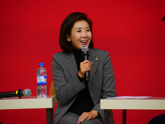 나경원 의원이 강효상 의원, 고성국 정치평론가(유튜브 고성국TV)와 대담을 이어가고 있다. 안성완 영상기자 asw0727@imaeil.com