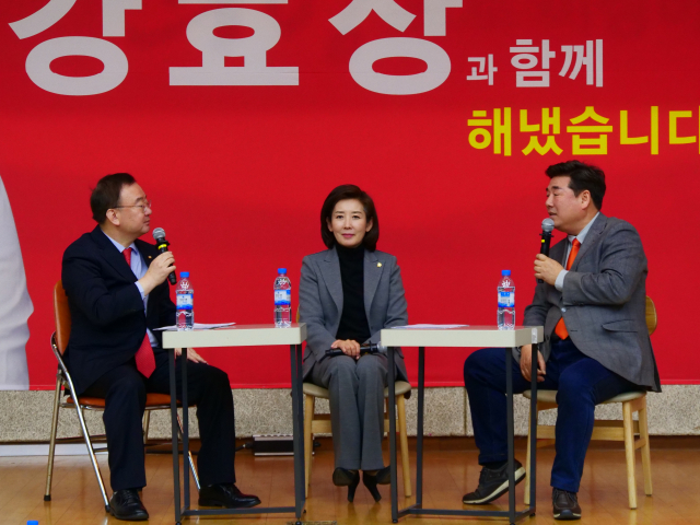 나경원 의원이 강효상 의원, 고성국 정치평론가(유튜브 고성국TV)와 대담을 이어가고 있다. 안성완 영상기자 asw0727@imaeil.com