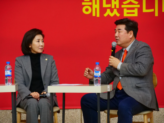 나경원 의원이 강효상 의원, 고성국 정치평론가(유튜브 고성국TV)와 대담을 이어가고 있다. 안성완 영상기자 asw0727@imaeil.com