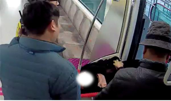 대구도시철도 3호선 홍준기(32) 운행관리원이 쓰러진 60대 여성 승객에게 심폐소생술을 한 뒤 119구급대에 인계하고 있다. 대구도시철도공사 제공