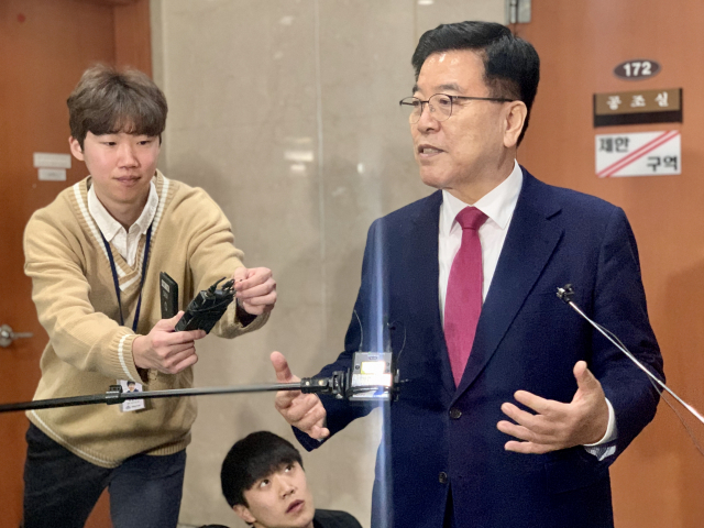 김광림 미래통합당 최고위원이 20일 오전 국회 정론관에서 기자회견을 갖고 오는 4월 총선 불출마를 선언했다. 김 최고위원은 당의 총선승리를 위해 백의종군하겠다는 입장을 밝혔다. 김 최고위원이 기자회견을 마친 후 기자들과 만나 결심배경을 설명하고 있다. / 홍준표 기자