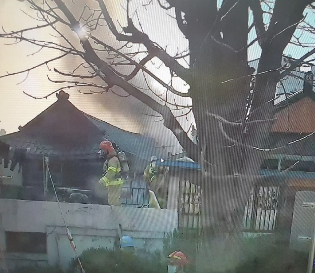 23일 오후 1시 10분쯤 대구시 남구 대명동 한 1층 주택에서 화재가 발생, 소방당국이 30여분만에 진화를 완료했다. 대구소방본부 제공