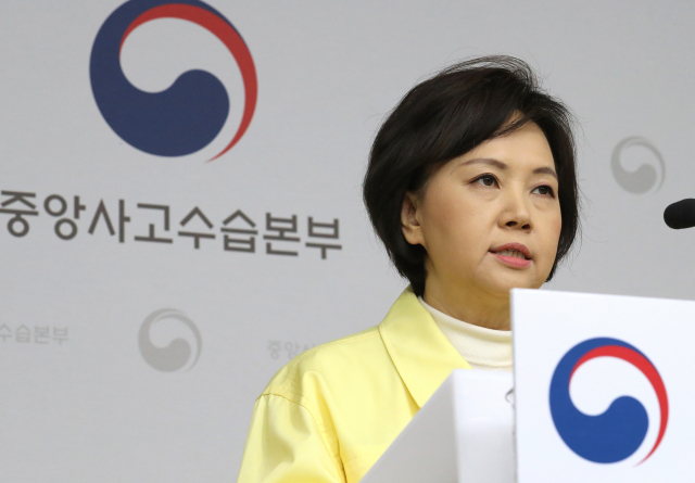 이의경 식품의약품안전처장이 25일 오전 세종시 정부세종청사에서 열린 코로나19 대응 중앙사고수습본부 회의 결과 등 정례브리핑에 참석해