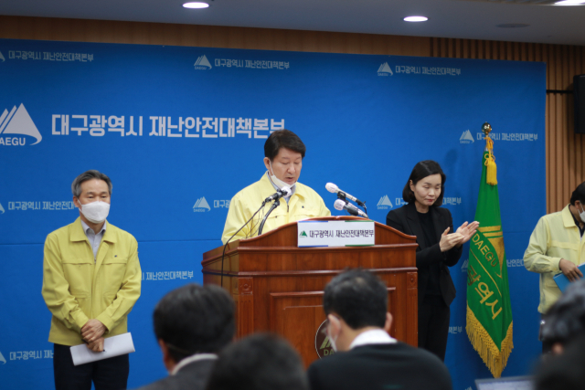 권영진 대구시장이 코로나바이러스감염증-19(코로나19) 관련 정례브리핑을 하고 있다. 홍준헌 기자 hjh@imaeil.com