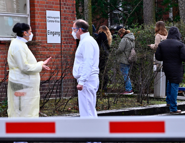 9일(현지시간) 독일 수도 베를린의 비반테스 벤케바흐 종합병원에 설치된 코로나19 검사실을 찾은 시민들이 입구에서 차례를 기다리고 있다. 독일의 코로나19 확진자는 1천명을 넘어선 상태다. 연합뉴스