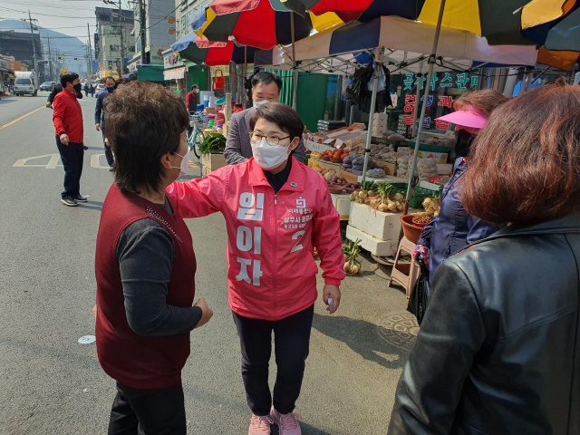 임이자 미래통합당 후보가 주민을 만나 지지를 호소하고 있다.