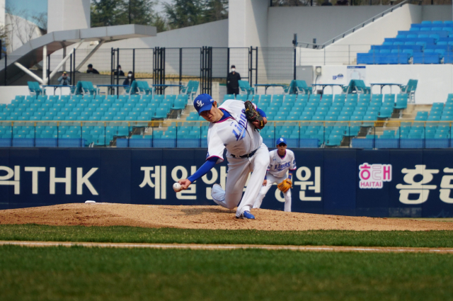 삼성라이온즈 김대우가 7일 대구라이온즈파크에서 열린 자체 평가전에서 투구를 하고 있다. 삼성라이온즈 제공