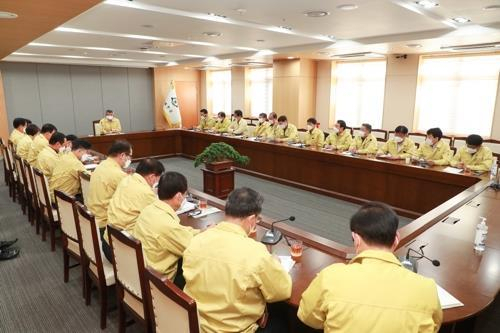 예천군 관계자들이 코로나19 확산방지 긴급회의를 하고 있다. 예천군 제공