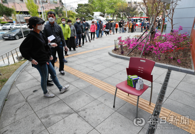 제21대 국회의원 선거 사전투표가 시작된 10일 대구 달서구 진천동 행정복지센터에서 유권자들이 줄지어 투표 차례를 기다리고 있다. 우태욱 기자 woo@imaeil.com