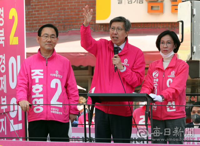 박형준(가운데) 미래통합당 공동선거대책위원장이 14일 오후 대구 수성구 용지아파트에서 수성을에 출마한 이인선 후보 지원 유세를 하고 있다. 왼쪽은 주호영 수성갑 후보. 성일권 기자 sungig@imaeil.com